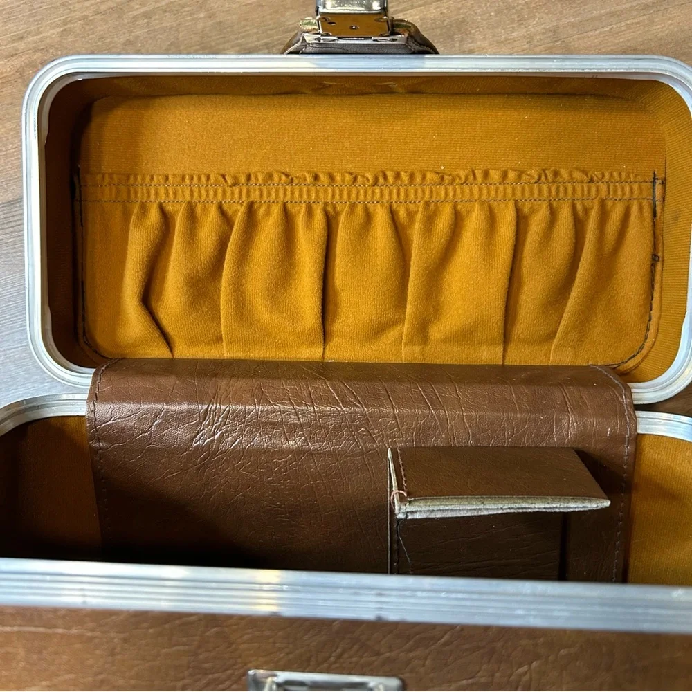 Vintage 1960s / 1970s Brown Faux Leather Camera Carrying Case
